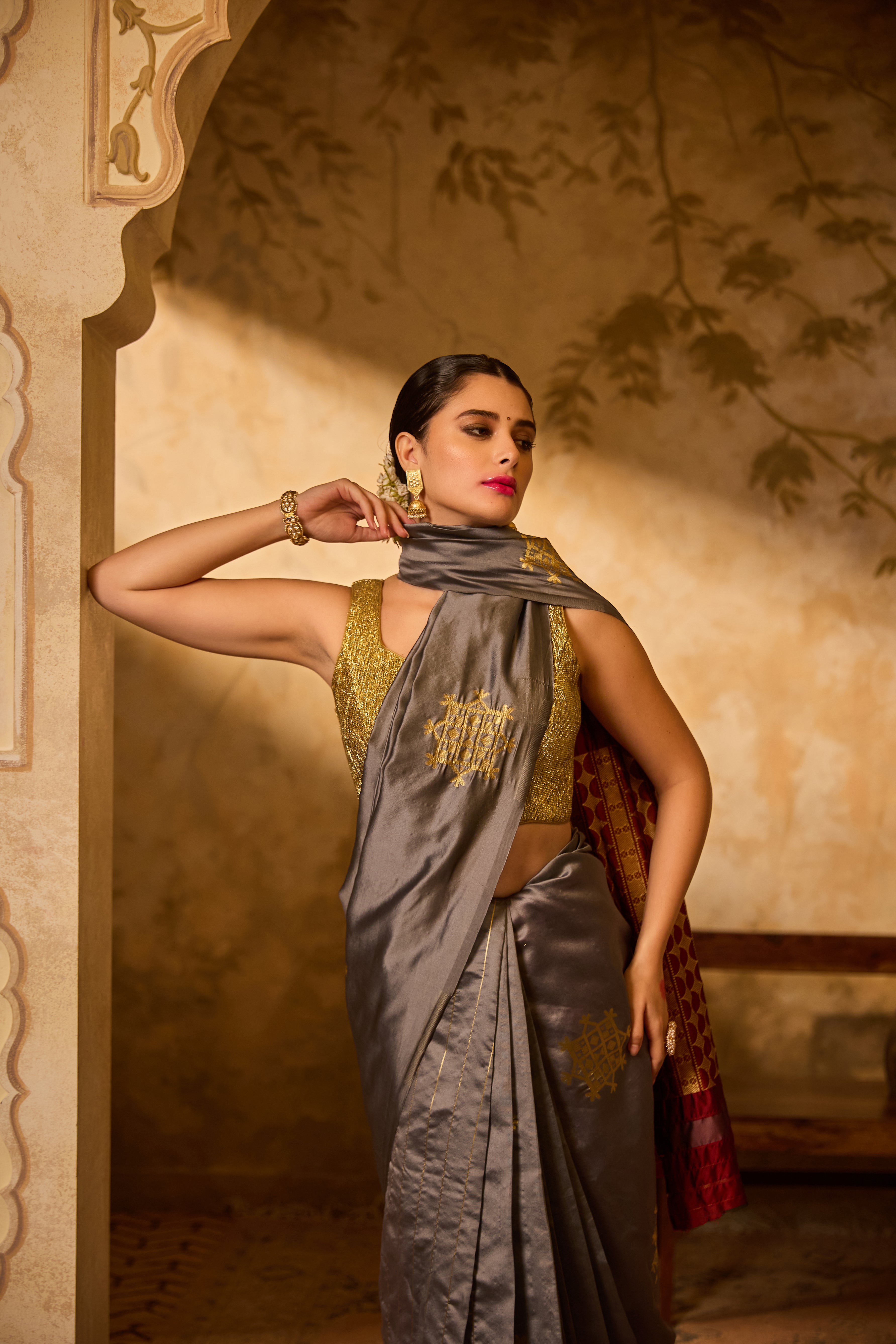 Grey Banarsi Silk Saree With Contrasting Red Pallu